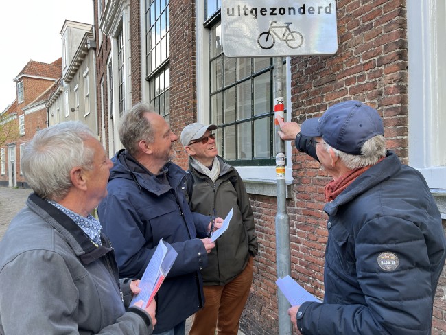 Vrijwilligers Gijs, Marcel, Theo en Jan discussiëren over de markeringen van twee LAW's © Ernst Koni