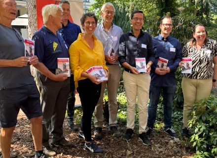 Vrijwilligers en Ankie van Dijk met wandelgids Graafschapspad