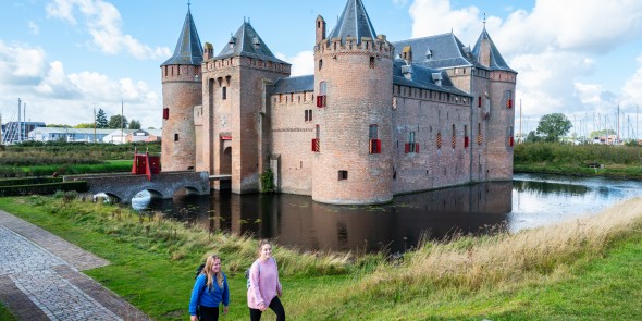 Muiden, Djoeke en Iris bij het Muiderslot-62.jpg