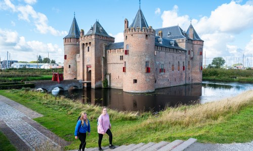 Muiden, Djoeke en Iris bij het Muiderslot-62.jpg