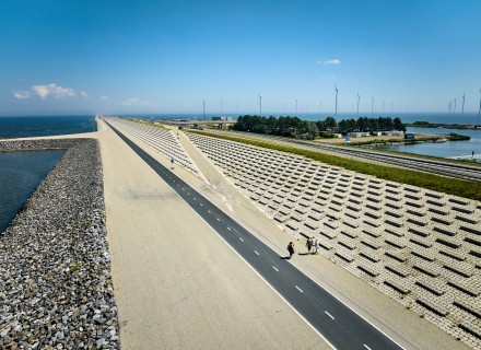 Wandelen over de Afsluitdijk © Droneview/Levvel/Rijkswaterstaat